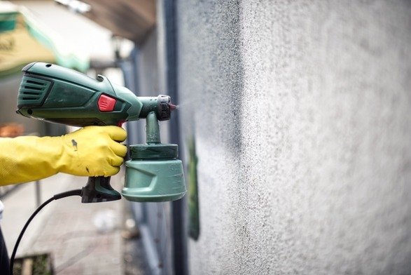 Painting a wall with a spray paint